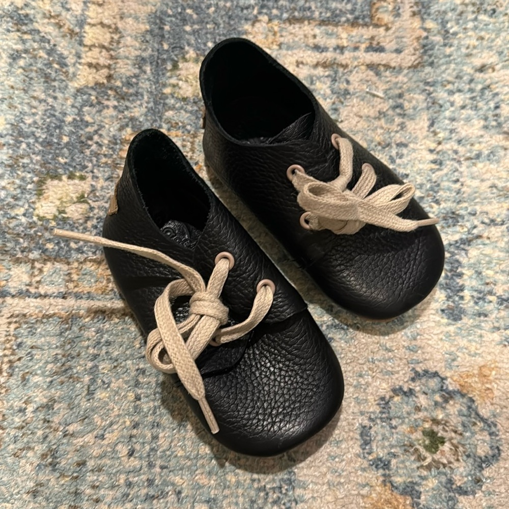 Ella Bonna black leather moccasins sz 7